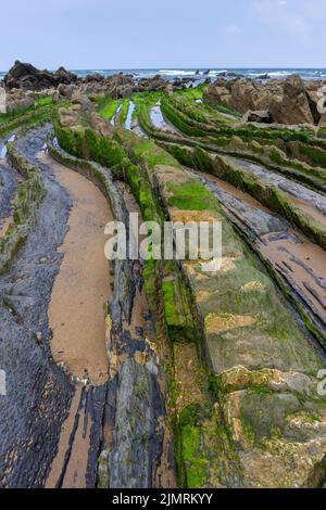 Vue sur les formations rocheuses de Flysch à marée basse sur la plage de Barrika près de Bilbao Banque D'Images