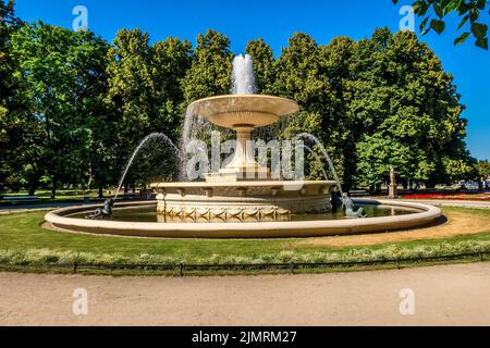 Varsovie, Pologne, fontaine et sculptures dans le jardin Saxon Banque D'Images