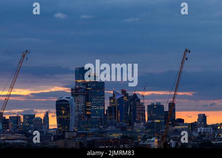 Vue panoramique sur la ville de Londres après le coucher du soleil vu du Sud. La City est le principal quartier d'affaires central de Londres Banque D'Images