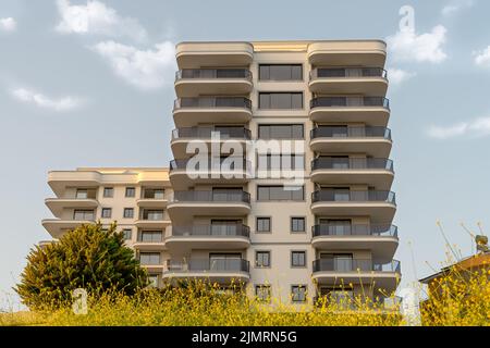 Vide complexe résidentiel moderne inhabité à Mahmutlar, Turquie. Banque D'Images