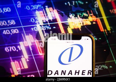 KONSKIE, POLOGNE - 07 août 2022: Smartphone affichant le logo de Danaher Corporation sur fond de diagramme boursier Banque D'Images