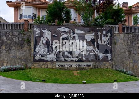 Vue sur la fresque de Guernica par Picasso dans le centre-ville historique de Guernica Banque D'Images