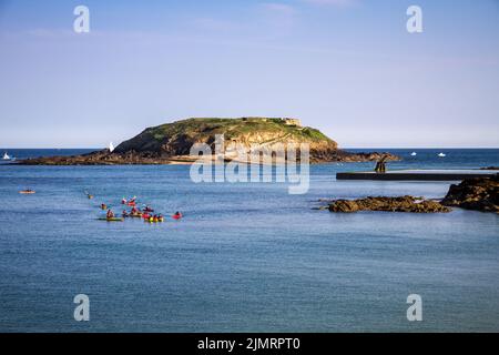 Kayak dans la baie de Saint-Malo, Bretagne, France Banque D'Images