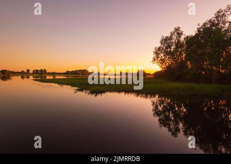 Croisière au lever du soleil à Yellow Waters Billabong, parc national de Kakadu, territoire du Nord, Australie Banque D'Images