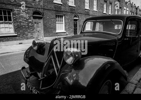 Photographie urbaine en noir et blanc à Londres : voiture Citroën d'époque garée dans la rue de Londres. ROYAUME-UNI Banque D'Images