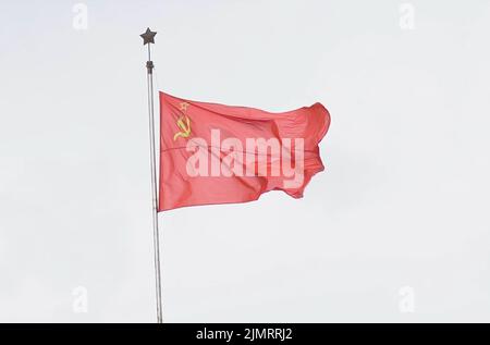 Le drapeau national de l'URSS flotte dans le vent. Symbole d'état Banque D'Images