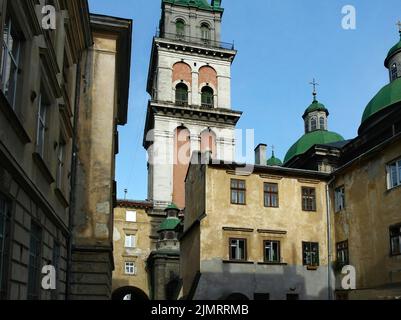 La jolie ville ukrainienne de Lviv avec ses églises et ses palais dans le petit centre historique, qui se réfèrent à des atmosphères suggestives et romantiques Banque D'Images