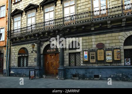 La jolie ville ukrainienne de Lviv avec ses églises et ses palais dans le petit centre historique, qui se réfèrent à des atmosphères suggestives et romantiques Banque D'Images