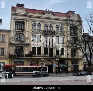 La jolie ville ukrainienne de Lviv avec ses églises et ses palais dans le petit centre historique, qui se réfèrent à des atmosphères suggestives et romantiques Banque D'Images