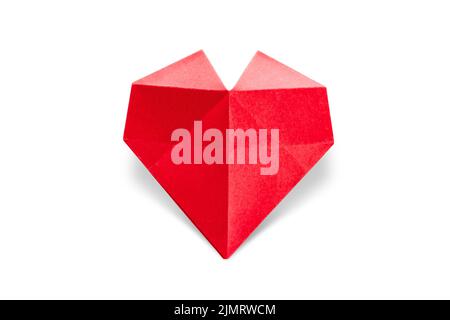 Cœur en papier rouge origami isolé sur fond blanc Banque D'Images