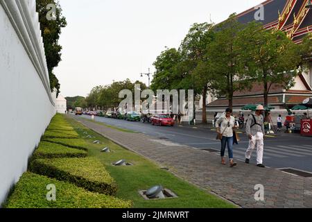 BANGKOK - THAÏLANDE, 20 mars 2016. Rues de Bangkok. Vie urbaine. C'est le soir près de la Grand place. Banque D'Images