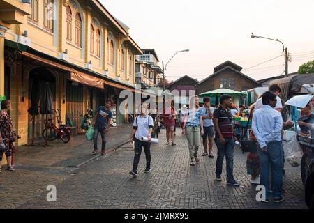 BANGKOK - THAÏLANDE, 20 mars 2016. Rues de Bangkok. Les vendeurs de rue traditionnels et les taxis et les locations pour le transport Banque D'Images