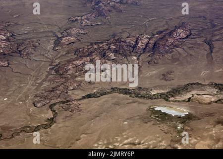 Vue aérienne de la rivière Sweetwater, dans le désert semi-aride du comté de Carbon, près de Martin'c Cove, Wyoming, États-Unis. Banque D'Images