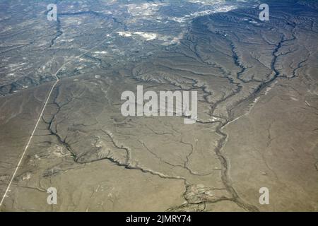 Les veines des rivières et des systèmes de drainage dans le désert semi-aride élevé de Carbon County, Wyoming, États-Unis. Banque D'Images