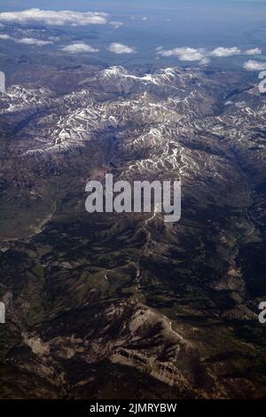 Vue aérienne de la forêt nationale de Shoshone et des monts Absaroka, une sous-gamme des montagnes Rocheuses, dans le nord-ouest du Wyoming, aux États-Unis. Banque D'Images