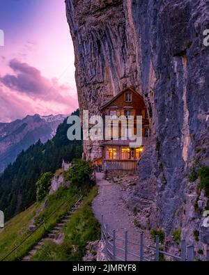 Alpes suisses et un restaurant de montagne sous la falaise d'Aescher vue de la montagne Ebenalp dans la région d'Appenzell en Suisse Banque D'Images