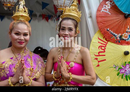 Moscou, Russie. 7th août 2022. Une femme en costume thaïlandais national participe au Festival thaïlandais de Moscou 2022 au jardin de l'Hermitage de Moscou, en Russie. Nikolay Vinokurov/Alay Live News Banque D'Images