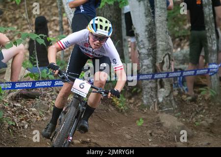 Beaupre, Québec, Canada. 07 août 2022: Mona Mitterwallner d'Autriche (6) en cours pour se placer deuxième dans la course olympique de fond de WomenÕs lors de la coupe du monde de vélo de montagne UCI Mercedes-Benz 2022 qui s'est tenue au Mont-Sainte-Anne à Beaupré, Québec, Canada. Daniel Lea/CSM crédit: CAL Sport Media/Alay Live News Banque D'Images