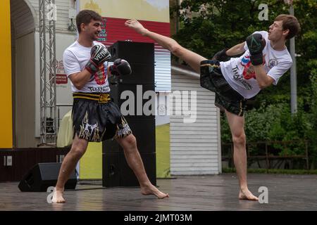 Moscou, Russie. 7th août 2022. Les athlètes thaïlandais de Muay manifestent un combat sur une scène lors du Festival thaïlandais de Moscou 2022, au jardin de l'Hermitage à Moscou, en Russie. Nikolay Vinokurov/Alay Live News Banque D'Images