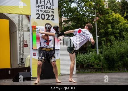 Moscou, Russie. 7th août 2022. Les athlètes thaïlandais de Muay manifestent un combat sur une scène lors du Festival thaïlandais de Moscou 2022, au jardin de l'Hermitage à Moscou, en Russie. Nikolay Vinokurov/Alay Live News Banque D'Images