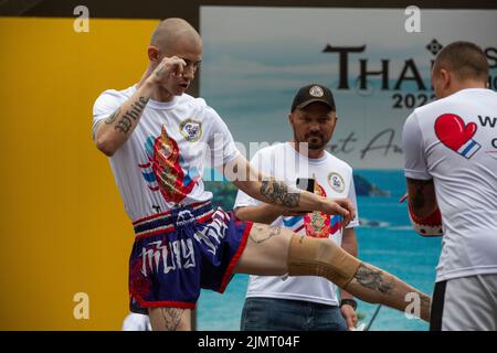 Moscou, Russie. 7th août 2022. Les athlètes thaïlandais de Muay présentent une séance d'entraînement sur une scène lors du festival thaïlandais de Moscou 2022, au jardin de l'Hermitage à Moscou, en Russie. Nikolay Vinokurov/Alay Live News Banque D'Images