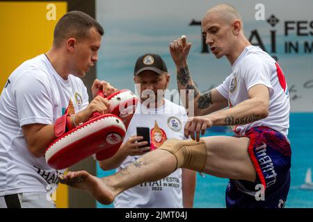 Moscou, Russie. 7th août 2022. Les athlètes thaïlandais de Muay présentent une séance d'entraînement sur une scène lors du festival thaïlandais de Moscou 2022, au jardin de l'Hermitage à Moscou, en Russie. Nikolay Vinokurov/Alay Live News Banque D'Images