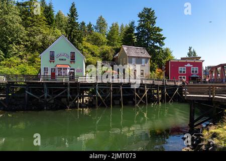 Boutiques et bâtiments du quartier historique de Creek Street, construit au-dessus de Ketchikan Creek à Ketchikan, en Alaska. Banque D'Images