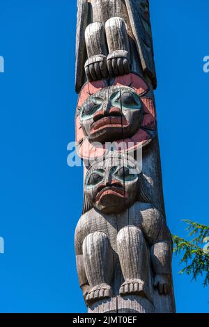 Détail du totem indigène de l'Alaska appelé Raven voler le soleil à l'extérieur du Musée historique de Tongass à Ketchikan, en Alaska. Banque D'Images