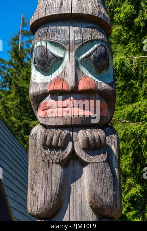 Détail du totem indigène de l'Alaska appelé Raven voler le soleil à l'extérieur du Musée historique de Tongass à Ketchikan, en Alaska. Banque D'Images