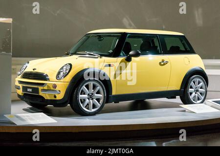 Munich, Allemagne - 10 mars 2016: Mini cooper à la BMW Welt, une expérience client et un centre d'exposition de la BMW AG, muni Banque D'Images