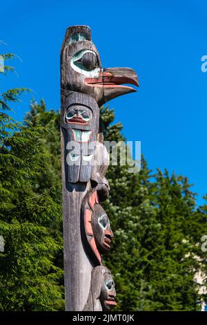 Détail du totem indigène de l'Alaska appelé Raven voler le soleil à l'extérieur du Musée historique de Tongass à Ketchikan, en Alaska. Banque D'Images