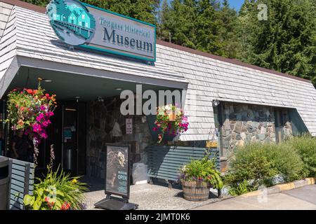 L'entrée du musée historique de Tongass avec le totem indigène de l'Alaska appelé Raven voler le soleil à Ketchikan, en Alaska. Banque D'Images