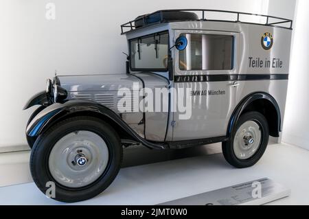 Munich, Allemagne - 10 mars 2016: BMW 3/15 PS, un classique de l'année 1930 spectacles au musée BMW. Teile à Eile. BMW AG Muchen Banque D'Images