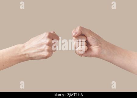 Les mains mâles et femelles s'embuent sur le beige. Banque D'Images