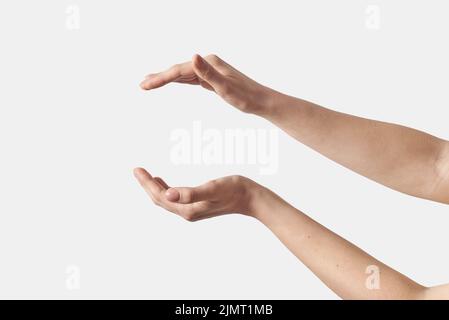 Fermez les mains ouvertes des femmes en faisant des gestes sur du blanc. Banque D'Images