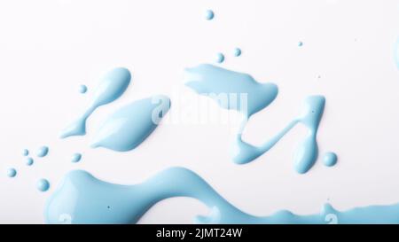 Un gros plan de vernis à ongles bleu est isolé sur fond blanc Banque D'Images