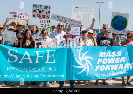 4 août 2022. Salem, Massachusetts activistes environnementaux de MassPowerForward, Salem Alliance for the Environment (SAFE), UU Mass action, 350 Mas Banque D'Images