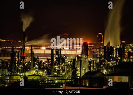 Vue de nuit de la zone industrielle de Keihin, visible depuis le Kawasaki Marien Banque D'Images