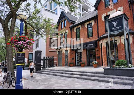 Toronto, Ontario, Canada - Yorkville Village est une région du centre-ville de Toronto où les maisons victoriennes anciennes ont été converties en galeries et en boutiqu Banque D'Images