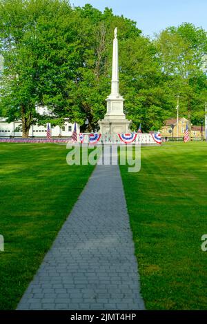 Des drapeaux américains décorent le monument de la guerre de Sécession sur la barre, ma Town Common Banque D'Images