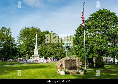 Des drapeaux américains décorent le monument de la guerre de Sécession sur la barre, ma Town Common Banque D'Images