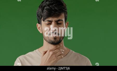 Indien malade jeune arabe homme toucher cou souffrent de l'angine a mal de gorge malsain gars douloureux avaler sentir inconfort coronavirus maladie symptôme Banque D'Images