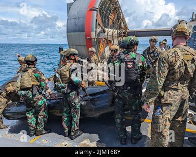 Marines et marins américains avec la Marine Expeditionary Unit Maritime RAID Force 31st décharger un navire de combat en caoutchouc de raiding aux côtés de reconnaissance Marines de Dispen AL dans le cadre de Super Garuda Shield 22 à bord d'un coussin d'assaut de navire d'atterrissage assigné à l'URSS Green Bay (LPD 20), 2 août 2022. Garuda Shield est un exercice annuel combiné et conjoint entre les Forces armées nationales indonésiennes (TNI) et le Commandement Indo-Pacifique des États-Unis, conçu pour renforcer l'interopérabilité, les capacités, la confiance et la coopération bâties sur des décennies d'expériences partagées. Le MEU de 31st, la seule co des Marines Banque D'Images