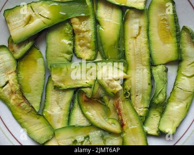 zucchini aka courgettes légumes nourriture végétarienne dans un plat Banque D'Images