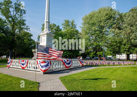 Des drapeaux américains décorent le monument de la guerre de Sécession sur la barre, ma Town Common Banque D'Images