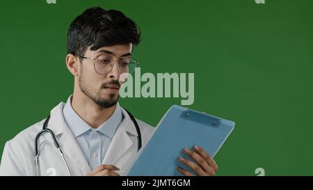 Médecin thérapeute spécialiste homme porter un uniforme médical blanc écouter patient problèmes de santé plaintes maladie symptômes écrire note remplir médical Banque D'Images