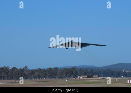 Un esprit de la Force aérienne américaine B-2 prend son envol lors d'une mission de la Force opérationnelle d'bombardier à la base aérienne royale australienne Amberley, en Australie, au 25 juillet 2022. Les BTF améliorent la préparation conjointe et multilatérale, permettant au Commandement Indo-Pacifique des États-Unis de répondre à toute crise ou à tout défi potentiel dans la région. (É.-U. Photo de la Force aérienne par Tech. Sgt. Dylan Nuckolls) Banque D'Images