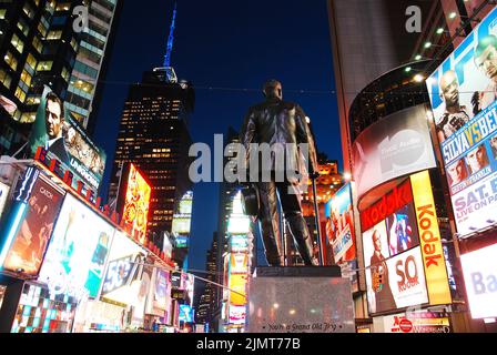 Une sculpture de George M Cohan, qui a écrit Donnez mon regard à Broadway, se trouve au coeur de Times Square, New York, entouré de publicités lumineuses Banque D'Images