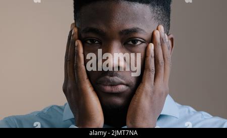 Portrait de triste afro-américain homme mis la main sur la tête malade fatigué dépassé jeune homme d'affaires a mal de tête problèmes souffrent de migraine Banque D'Images