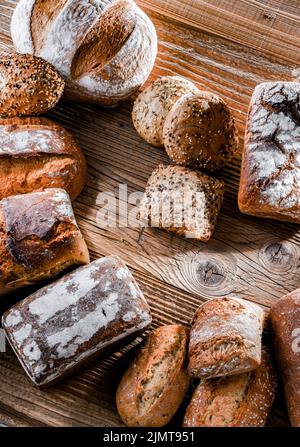Composition avec assortiment de produits de boulangerie sur table en bois. Banque D'Images